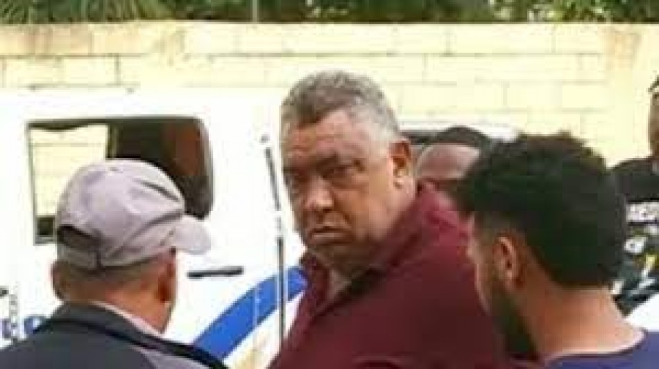 Regidor del PRM enfrenta polic&iacute;as del destacamento de los frailes 