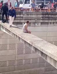 Mujer intenta lanzarse del desnivel de la 27 de Febrero