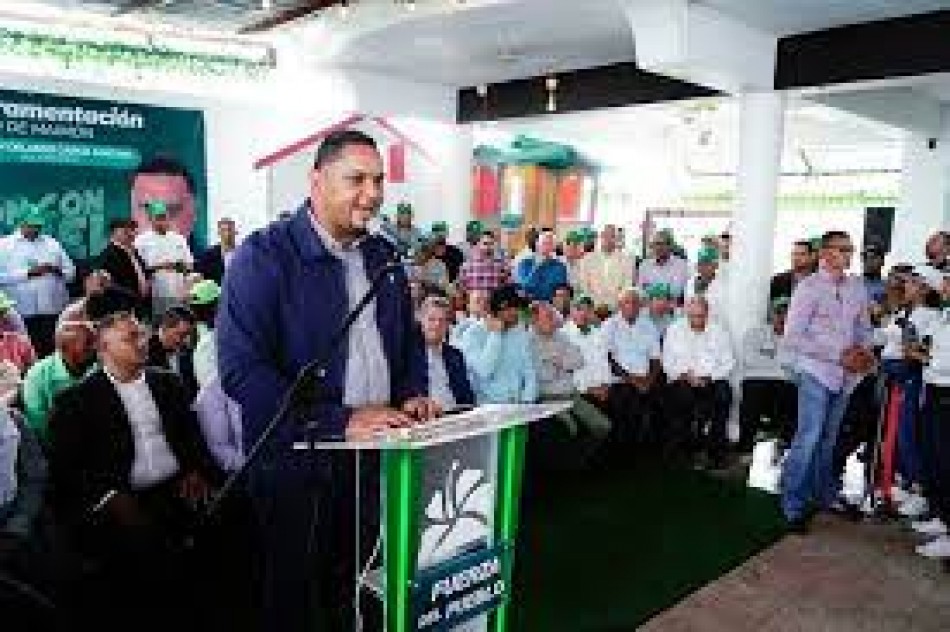 Regidor m&aacute;s votado del PRM en Maim&oacute;n es juramentado por Leonel Fern&aacute;ndez en la FP