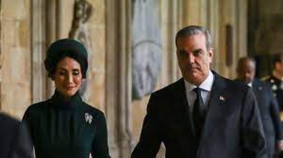 Luis Abinader y Raquel Arbaje, primera pareja presidencial dominicana en asistir a una ceremonia de coronación