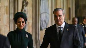 Luis Abinader y Raquel Arbaje, primera pareja presidencial dominicana en asistir a una ceremonia de coronaci&oacute;n