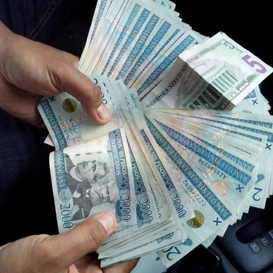 Apresan empleado privado que lanzaba desde yipeta papeletas de RD$2,000 falsas