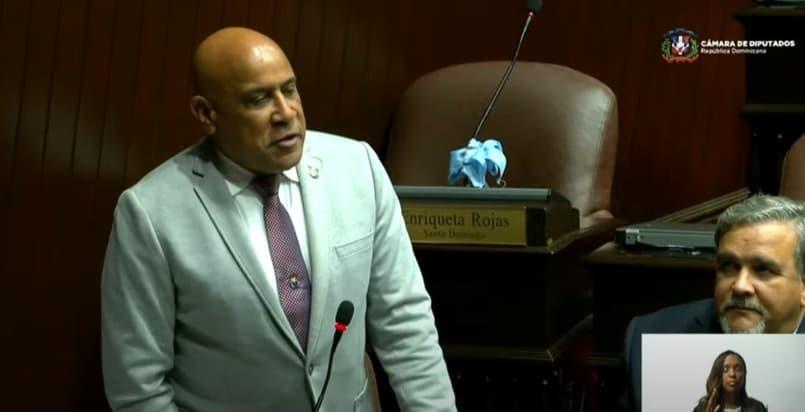 Diputado renuncia del Partido C&iacute;vico Renovador y se pone a disposici&oacute;n de todos