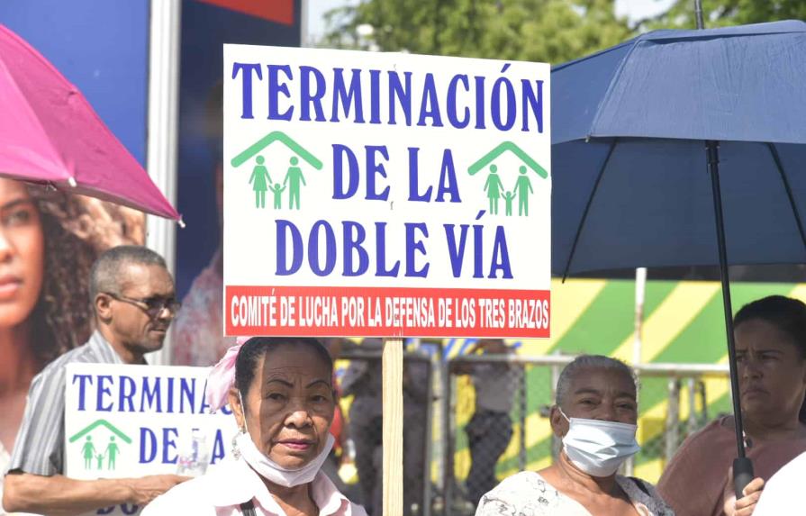 Representantes de 160 familias protestan frente al Palacio Nacional denunciando desalojos