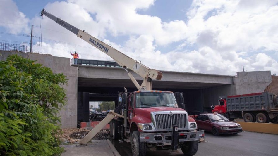 Ministerio de Obras Públicas coloca 7 vigas en el puente sur de ampliación de la autopista Duarte, tramo kilómetro 9