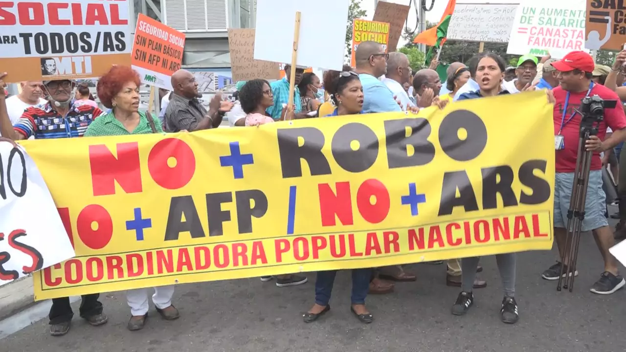Organizaciones marchan en contra de los alegados planes privatizadores del gobierno