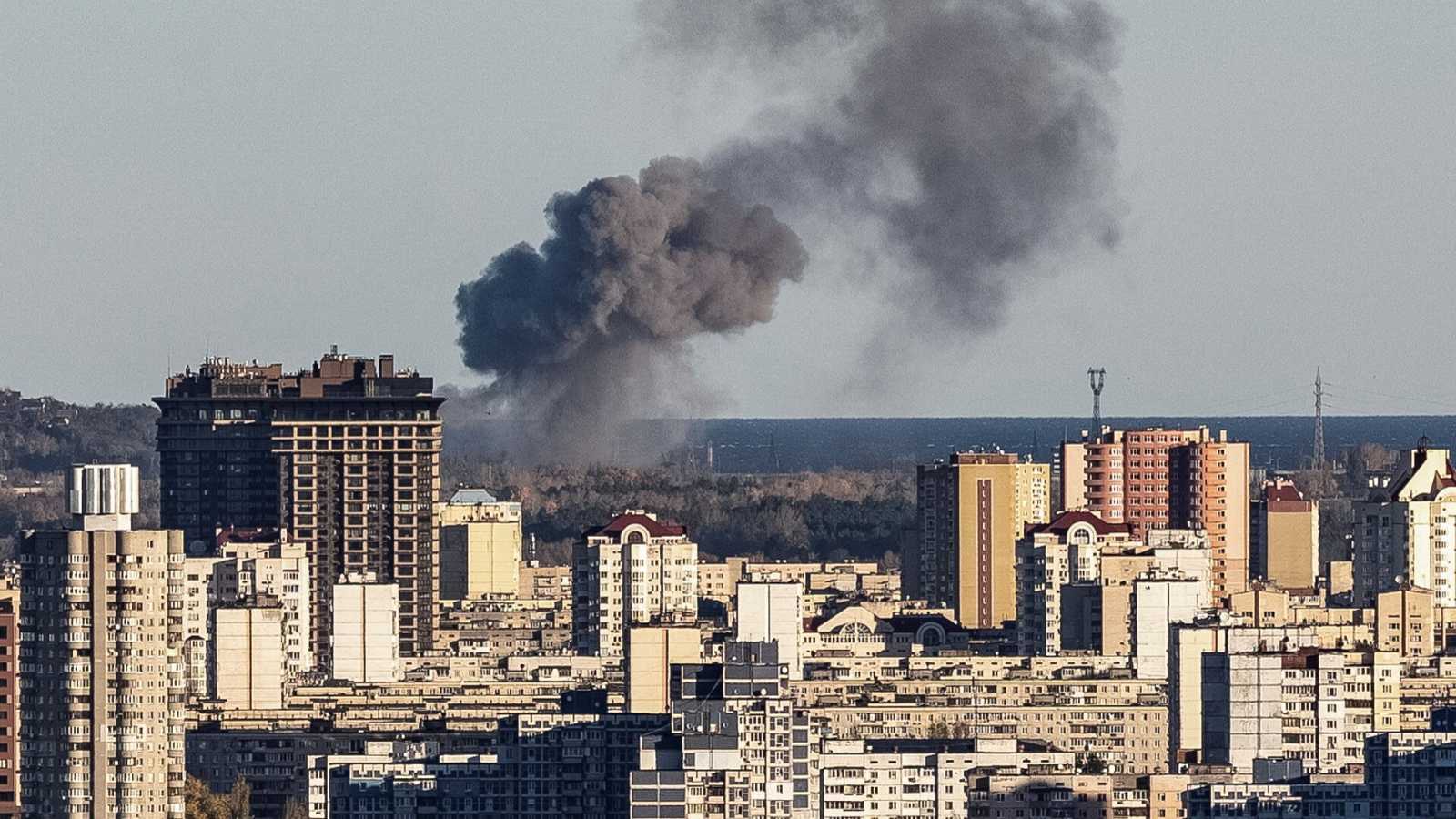 Rusia ataca Kiev con misiles y deja 80% poblaci&oacute;n sin agua