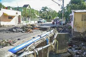 Residentes en Hato Mayor amanecieron sacando lodo de sus casas