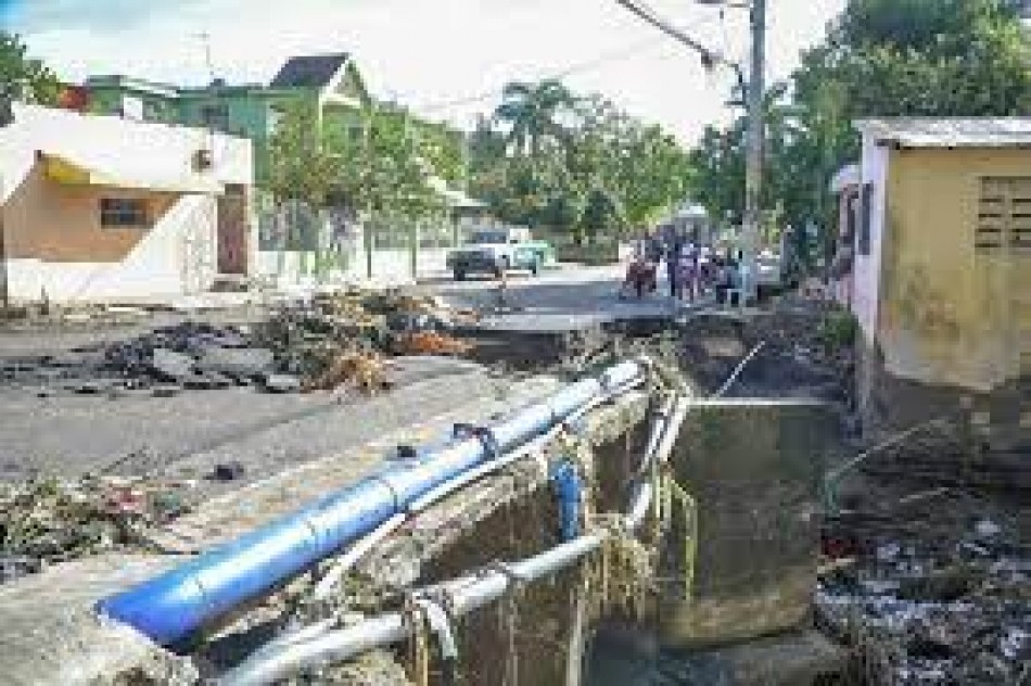 Residentes en Hato Mayor amanecieron sacando lodo de sus casas