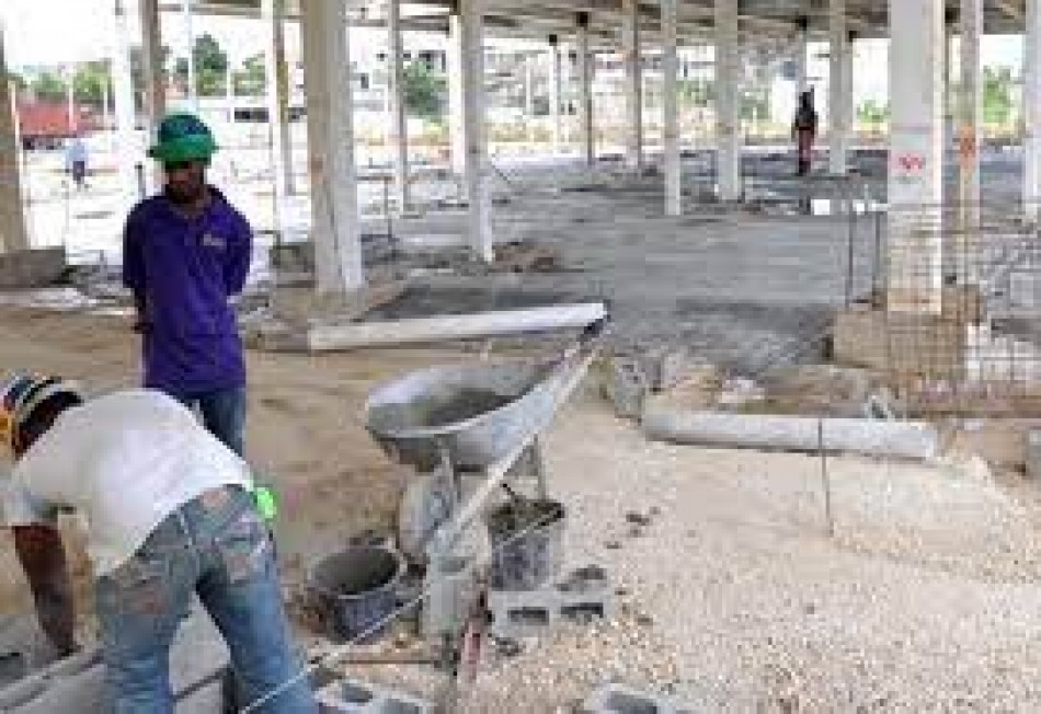 Presidente anuncia aumento de 24% para empleados del sector construcci&oacute;n