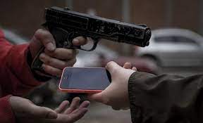 Asaltantes despojan de 5 mil d&oacute;lares a hombre en Alto Manhattan