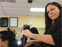 "Voy a ser peluquera, pero no cualquier peluquera", conoce a la primera estilista dominicana en ganar un Emmy