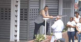 El sacerdote Rafael Delgado, mejor conocido como padre &ldquo;Chelo&rdquo; se enfrenta con due&ntilde;o de negocio por ir a rezarle.