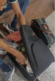 Pasajeros denuncian les abren sus maletas en el AILA