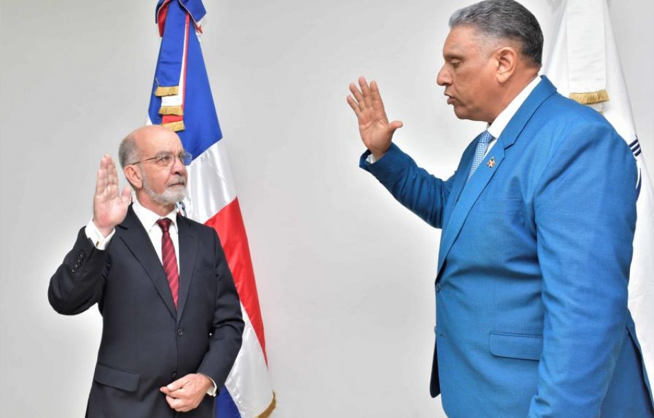Ministro de Interior juramenta al politólogo Daniel Pou como director del Centro Análisis de Datos
