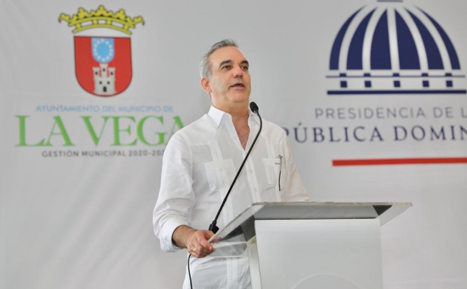 Abinader inaugura 3 escuelas y 2 centros INFOTEP en Bonao y LV
