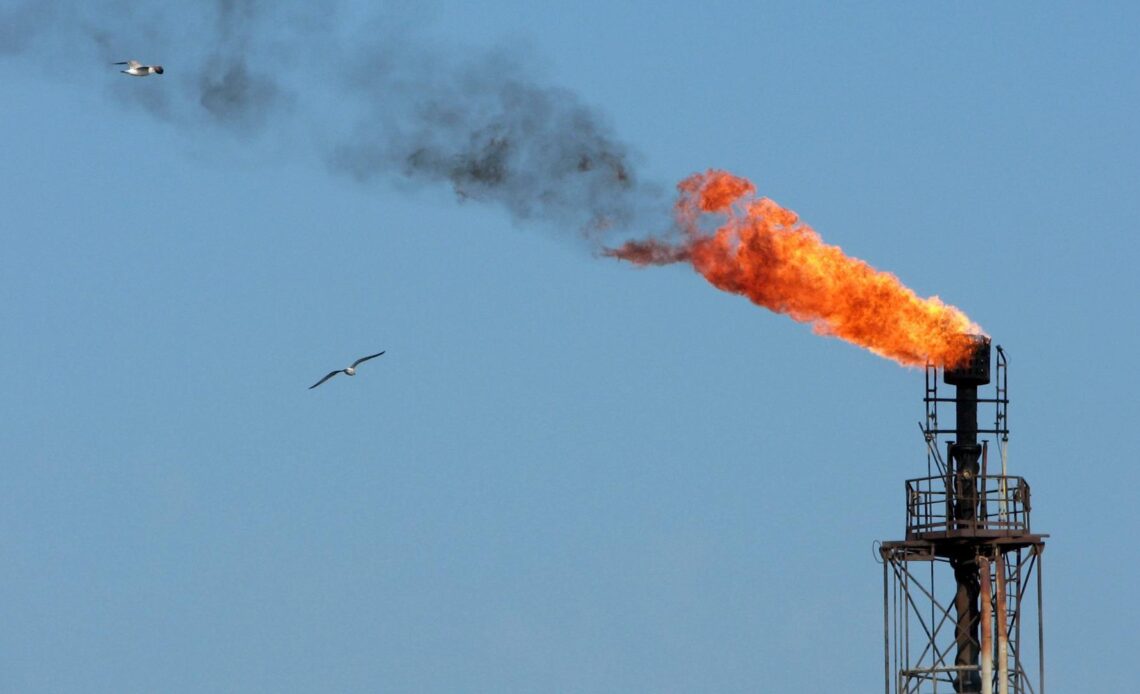 Se incendia petrolero con destino a Ucrania tras ser atacado por dron en el Mar Negro