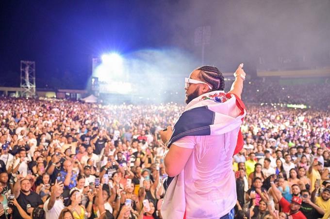 El Alfa inicia hoy en Ban&iacute; conciertos gratuitos por Navidad
