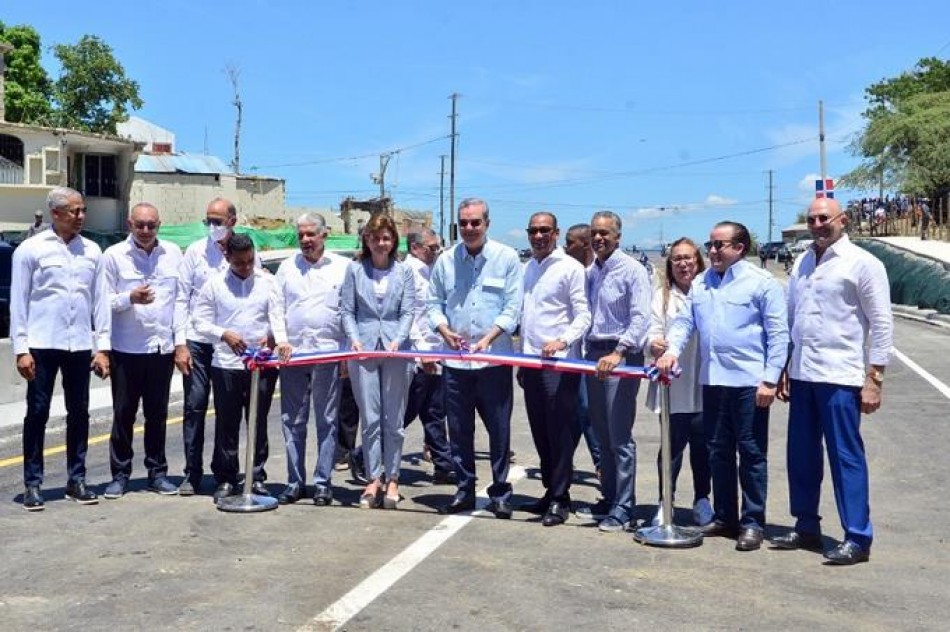El mandatario entrega obras en Santiago