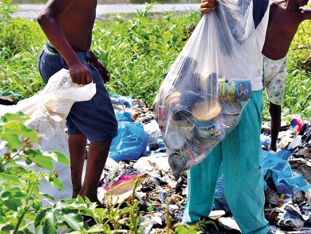 El r&iacute;o Ozama amenazado por desechos s&oacute;lidos