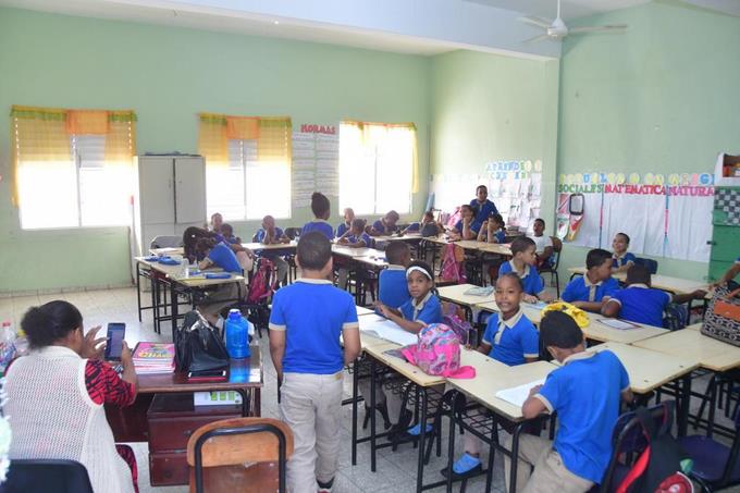 En centros de Santo Domingo el regreso a clases inicia con buenas asistencias