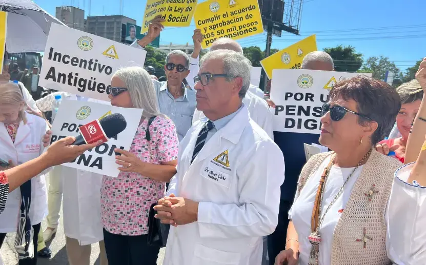 M&eacute;dicos pensionados exigen seguro salud