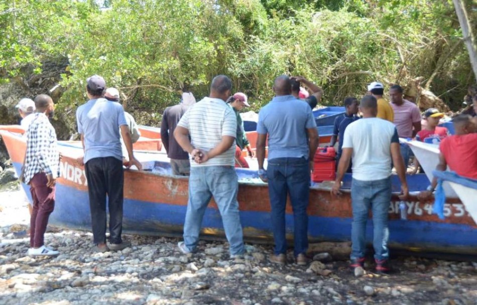 Marina, Defensa Civil y pescadores trabajan en la b&uacute;squeda de n&aacute;ufragos de Cabrera