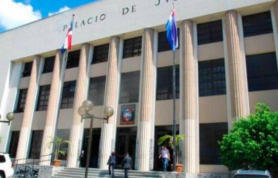 La coronela Isabelita de los Santos P&eacute;rez, quien hasta este lunes fung&iacute;a como encargada del Centro de Retenci&oacute;n Vehicular conocido como &ldquo;El Can&oacute;dromo&rdquo; ser&aacute; interrogada la semana pr&oacute;xima por la Fiscal&iacute;a del Distrito Nacional, as&iacute; como los miembros de la pr
