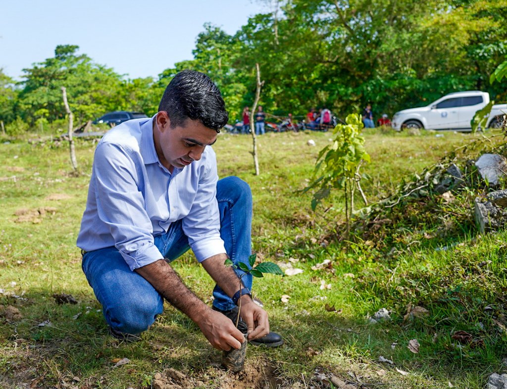 Indrhi realiza labor de reforestaci&oacute;n en cuenca del r&iacute;o Yuna