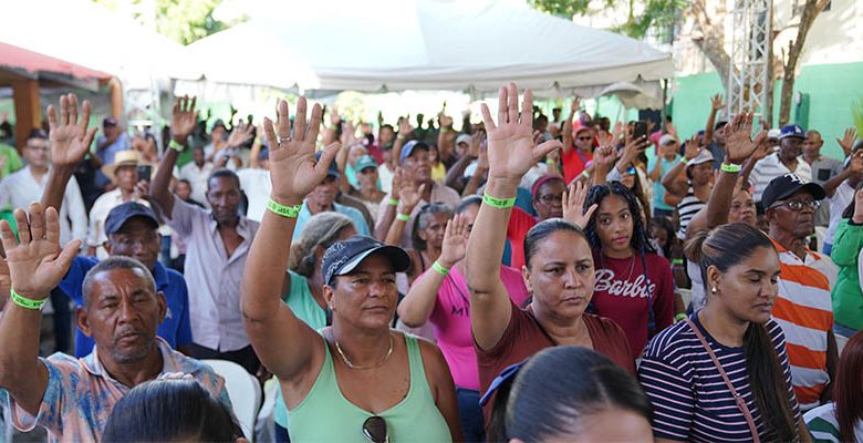 Leonel Fern&aacute;ndez juramenta regidor, vocal y dirigentes del PLD a la Fuerza del Pueblo