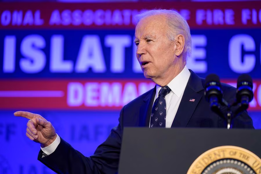 Biden sopesa ahora detener a familias migrantes