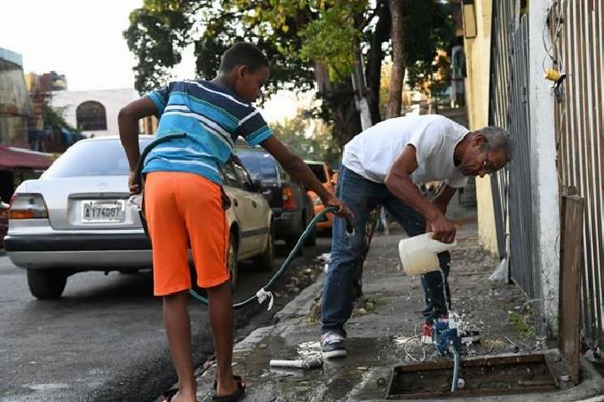 Fuerte escasez de agua obliga a pobladores a pagar hasta RD$1,700 por un cami&oacute;n de 2,500 galones