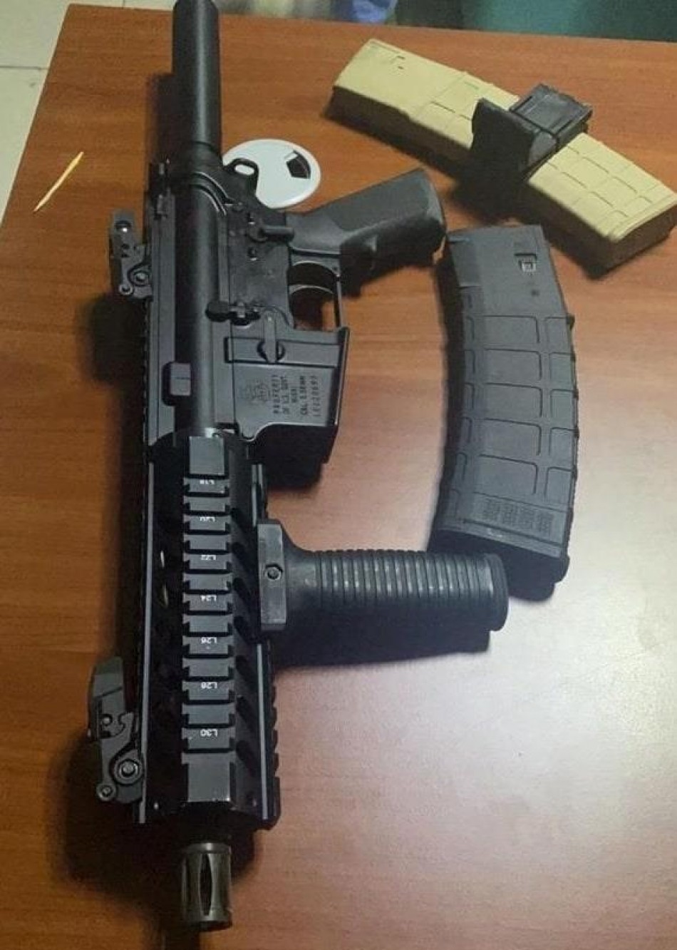 Apresan a dos hombres por fusil que era vendido en las redes sociales