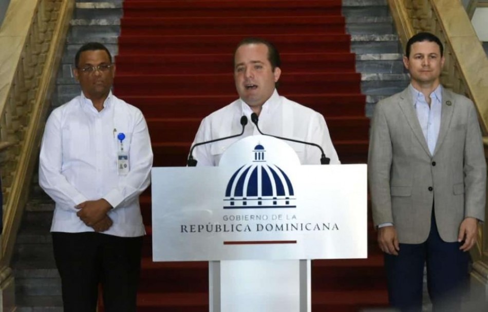 Paliza recibe títulos de propiedad de los terrenos del Palacio Nacional
