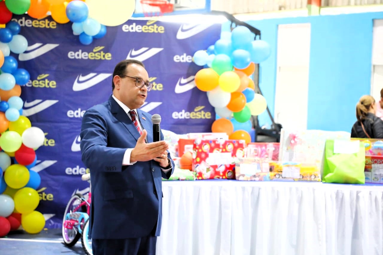 EDEEste regala juguetes y lleva alegr&iacute;a a ni&ntilde;os de Los Guaricanos