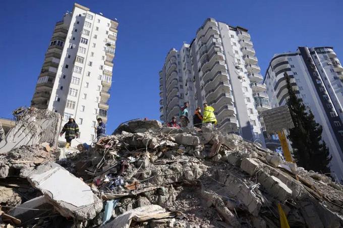 Gobierno turco ordena el arresto de constructores