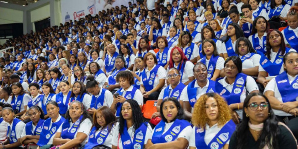 Raquel encabeza acto de graduaci&oacute;n de las escuelas vocacionales