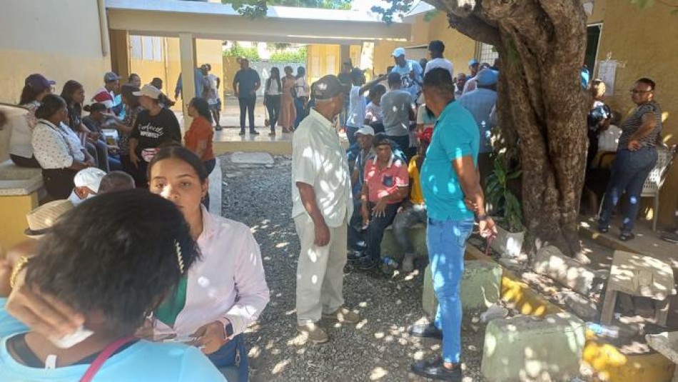 Gran participaci&oacute;n de votantes en la consulta del PLD en Dajab&oacute;n