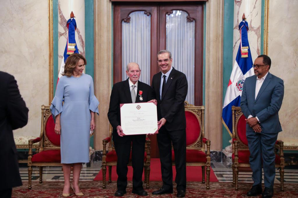 Abinader condecora al m&uacute;sico Guillo Car&iacute;as con Orden Her&aacute;ldica