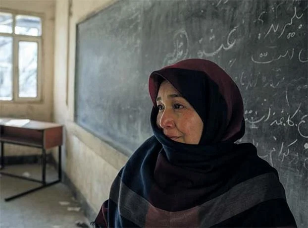 Talibanes prohibieron mujeres estudiar por c&oacute;digo de vestimenta