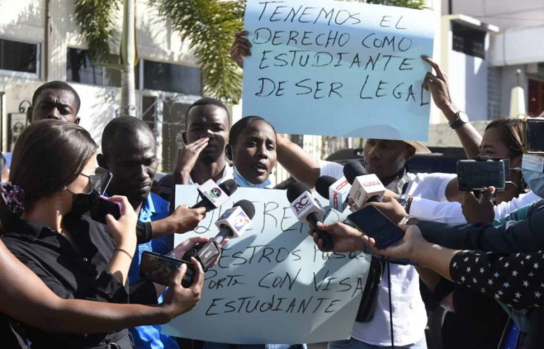 RD entrega mas de 100 mil visados a haitianos para "negocios"