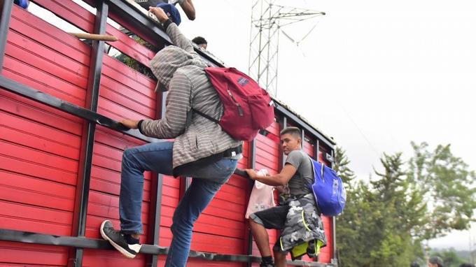 Hallan a 121 migrantes abandonados en un cami&oacute;n en el norte de M&eacute;xico