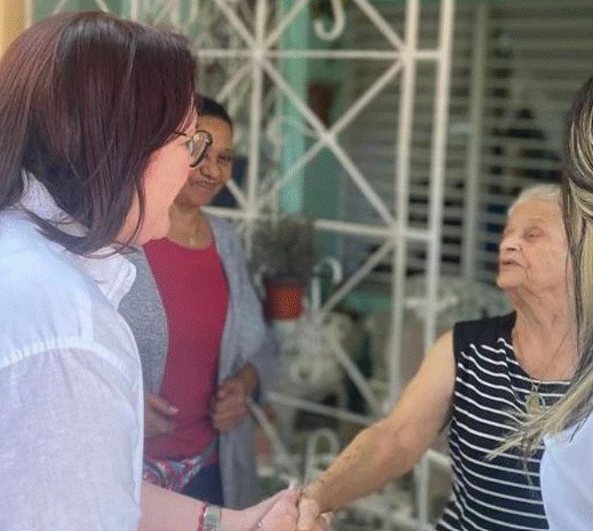 Janet Camilo realiza recorrido por el sector de Honduras, del Distrito Nacional junto al aspirantes a regidores Altagrac&iacute;a Federico y Francisco Ozoria