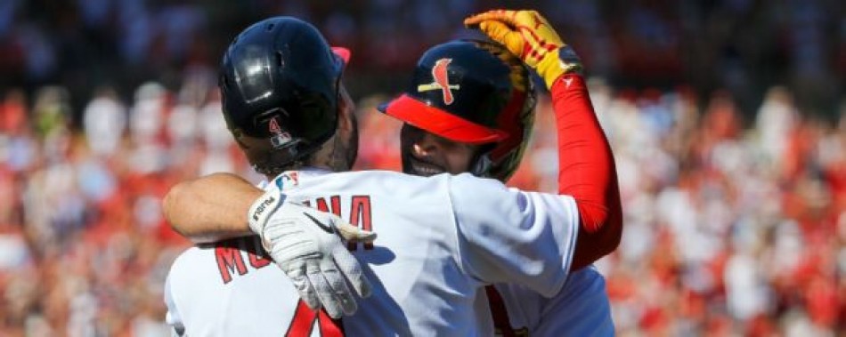 Albert Pujols conecta su jonr&oacute;n 702; Cardenales le rinden tributo