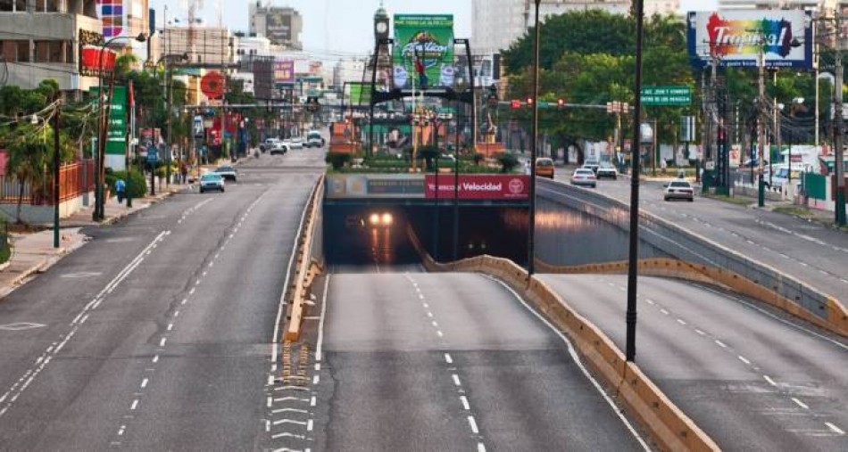 Charcos de agua congestionan tránsito en la 27 de Febrero