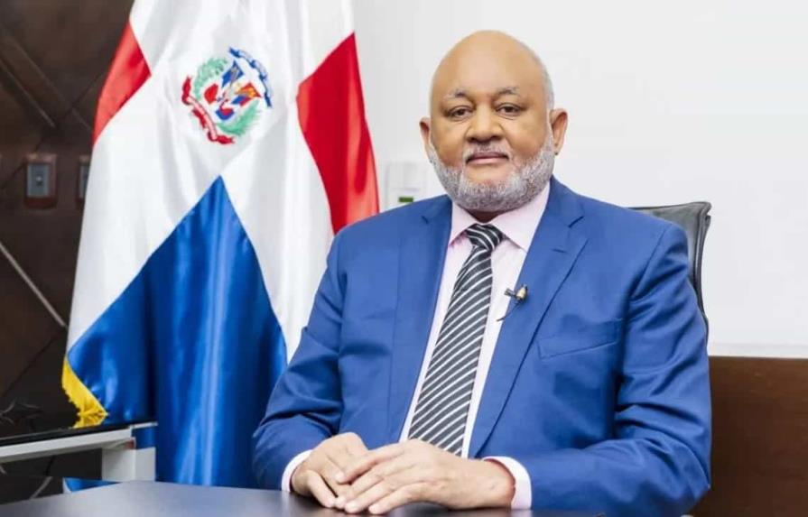 Abinader destituye a Roberto Fulcar y hace cambios en direcciones generales