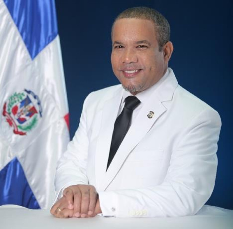 H&eacute;ctor Acosta es el primer artista dominicano en ganar la Senadur&iacute;a dos veces de manera consecutiva