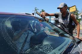 Limpiavidrios: Trabajo informal que provoca p&aacute;nico en los conductores