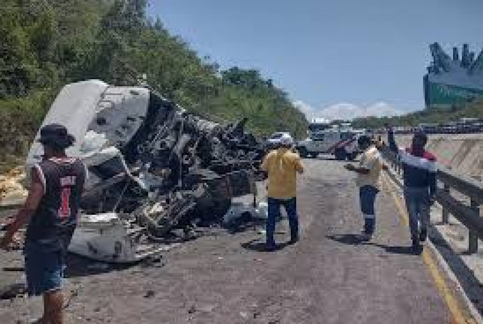 Un muerto y varios heridos deja triple choque en Autovía del Este