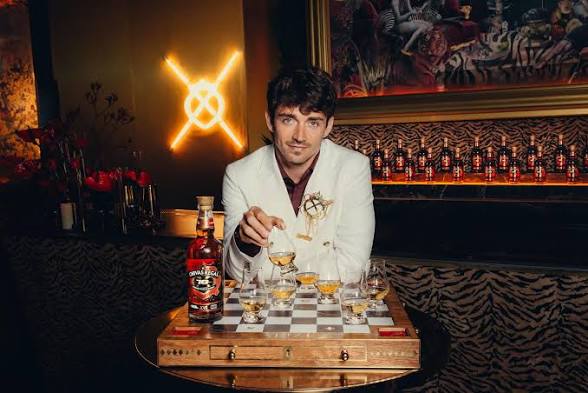 Charles Leclerc y Chivas Regal presentan su primer whisky de 16 a&ntilde;os - una expresi&oacute;n de aut&eacute;ntica maestr&iacute;a